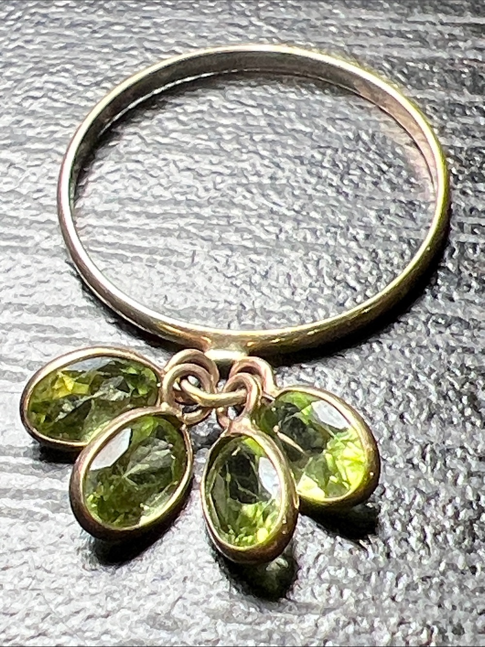Vintage 10k Solid Yellow Gold Green Peridot Gemstone Dangle Charm Ring - Picture 7 of 13